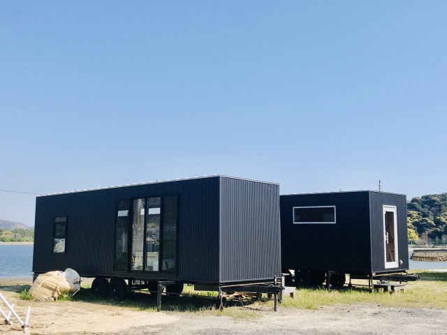 湖に並ぶコンテナハウス