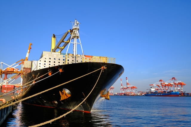 ターミナルへ向かうコンテナ船